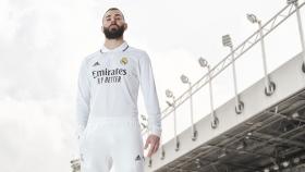 Karim Benzema con la nueva camiseta del Real Madrid para la temporada 2022/2023