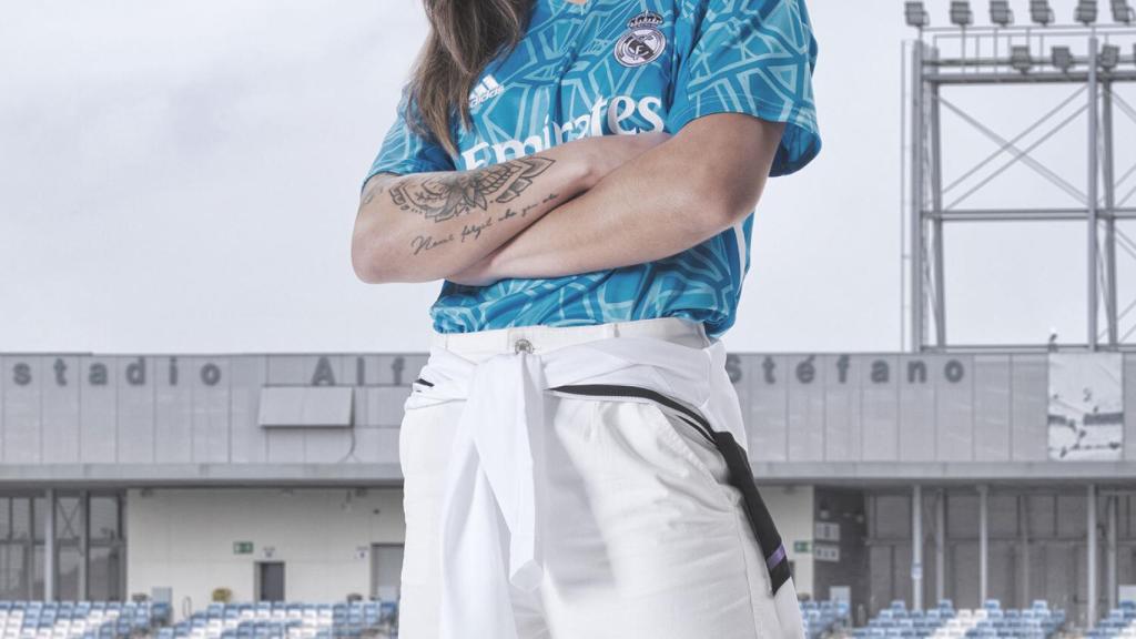 Misa Rodríguez con la nueva equipación para los porteros del Real Madrid para el curso 2022/2023