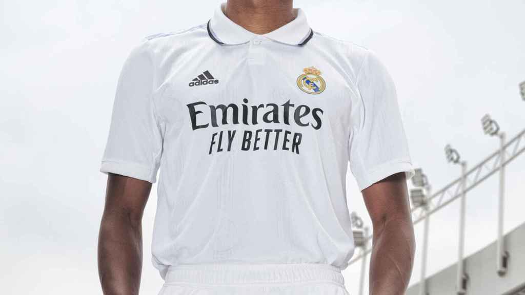 David Alaba con la nueva camiseta del Real Madrid para la 2022/2023