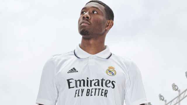 David Alaba con la nueva camiseta del Real Madrid para la 2022/2023