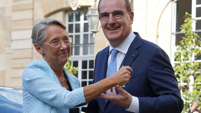 Jean Castex saluda a la nueva primera ministra de Francia, Élisabeth Borne, en el palacio de Matignon.