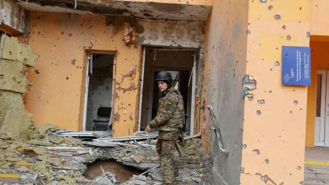 Un soldado ucraniano en una guardería bombardeada este lunes en Sievierodonetsk, Lugansk.