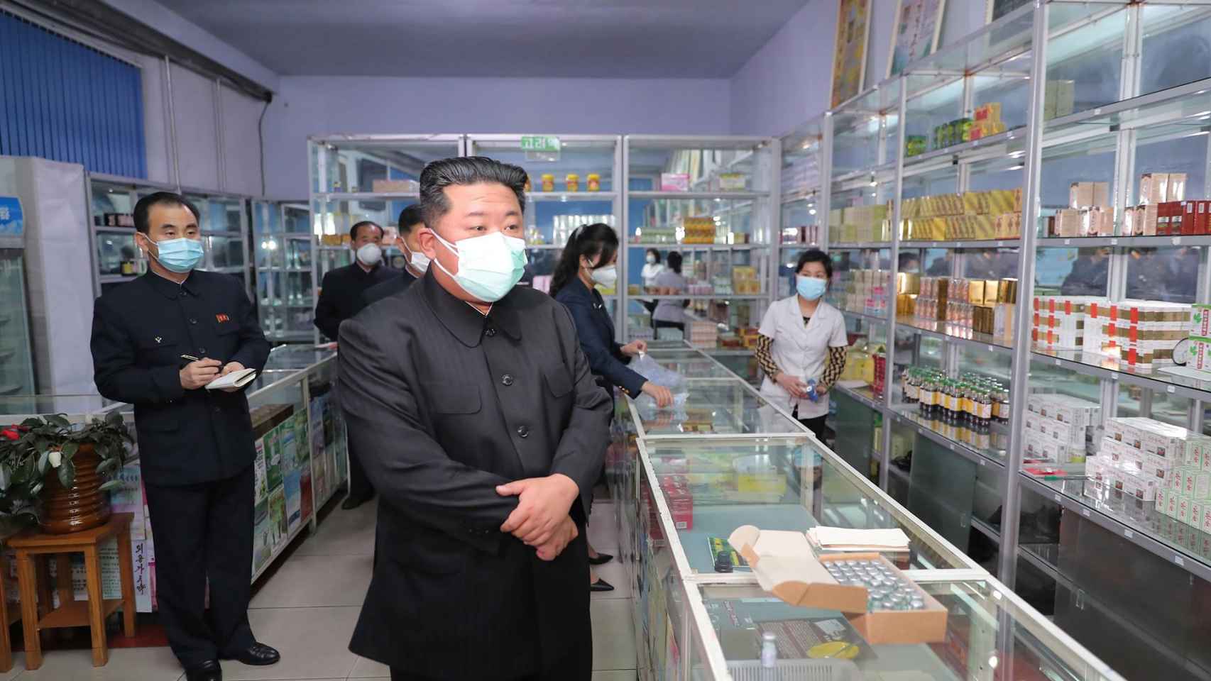 El líder de Corea del Norte, Kim Jong-un, visita una farmacia en Pyongyang.