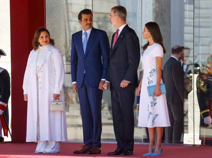 Los reyes de España recibiendo al mandatario árabe y su esposa en Madrid.