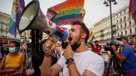 Un joven durante una concentración en la Puerta del Sol contra la LGTBIfobia.