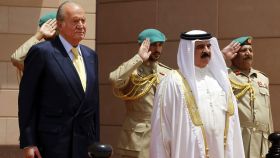 El rey Juan Carlos y el monarca de Baréin, Hamad bin Isa Al-Jalifa, en el palacio Gudabia en Manama (Baréin), en una visita oficial en 2014.