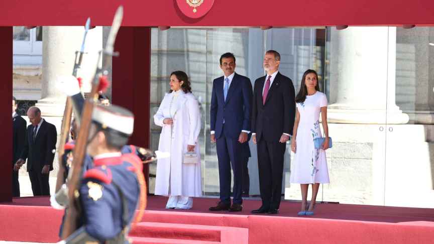 La jaquesa, Jawaher Bint Hamad Bin Suhaim Thani, el emir de Catar, Tamim Bin Hamad Al Thani, y los Reyes Felipe y Letizia en el Palacio Real.