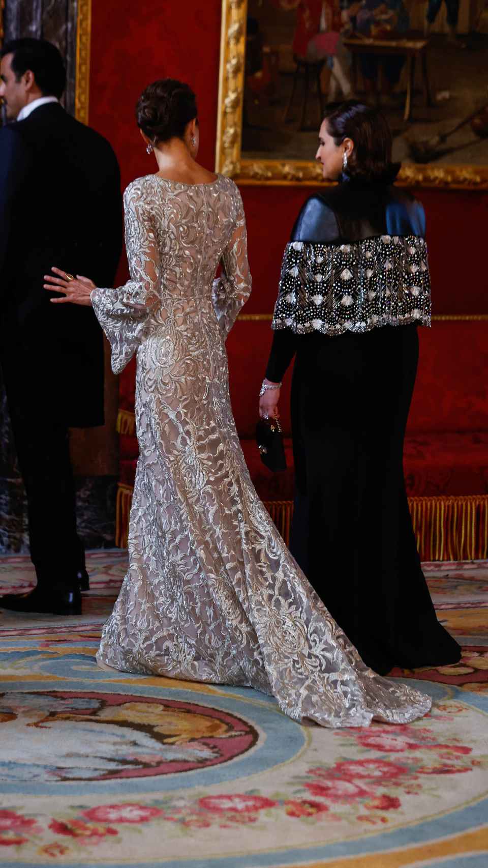 La reina Letizia luciendo su vestido dorado con brocados y manga acampanada.