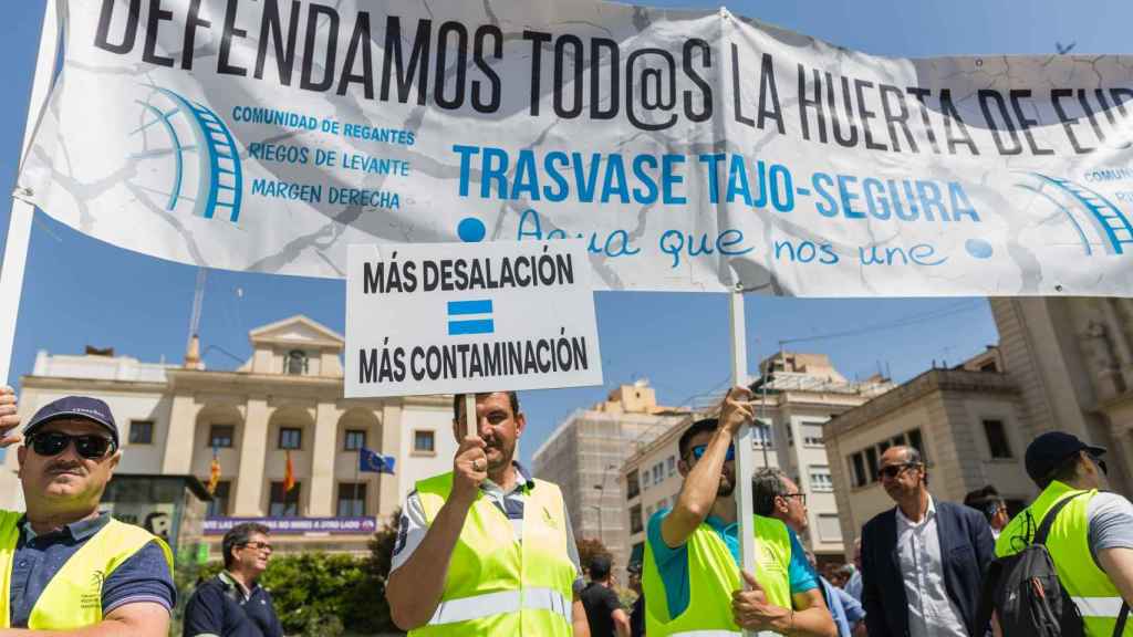 Los regantes se manifiestan en Alicante en contra de recorte del trasvase Tajo-Segura.