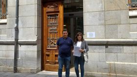 Entrega de firmas en el Procurador Común del concejal Pedro Crespo y la escritora Manuela Vidal Vallinas