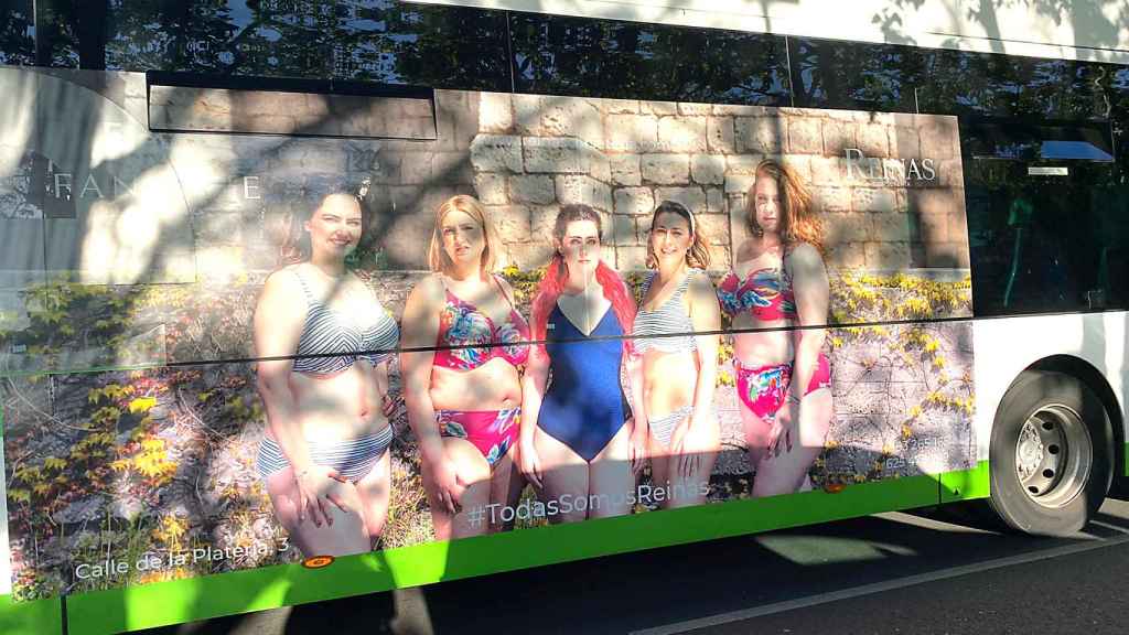 Las modelos de Reinas Corsetería en un autobús urbano de Valladolid