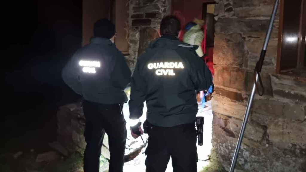 La Guardia Civil auxilia a cuatro senderistas en Porto de Sanabria, uno de ellos invidente