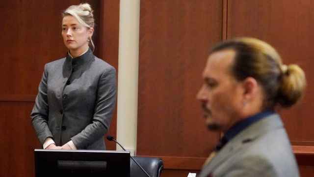 Amber Heard y Johnny Depp, en el tribunal de Fairfax este lunes, 16 de mayo.