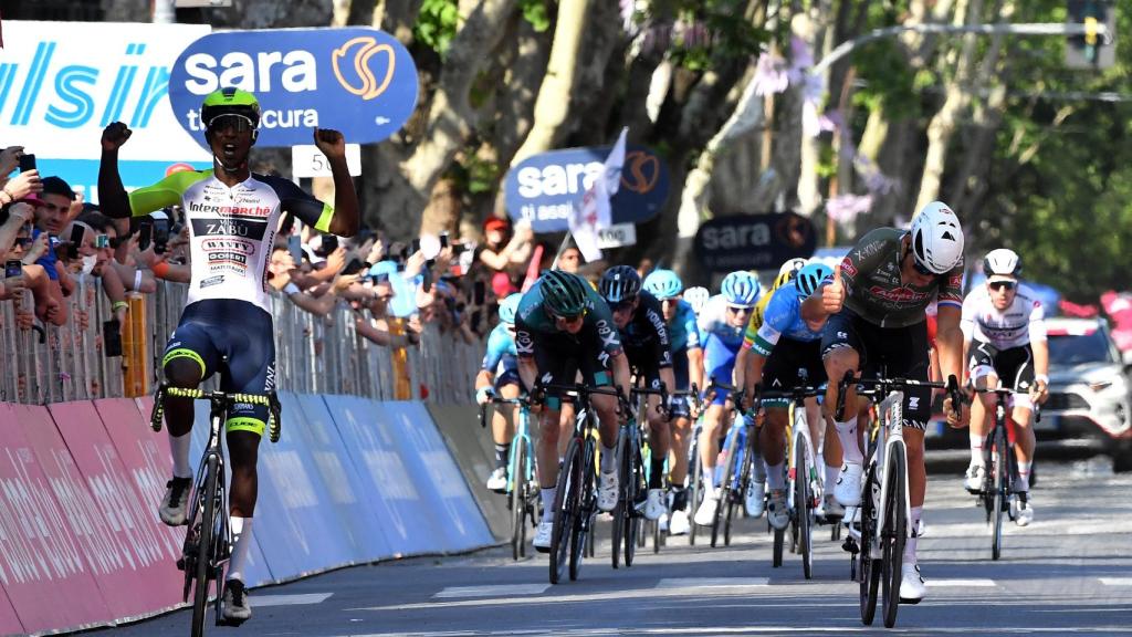 Biniam Girmay recibe la felicitación de Mathieu Van der Poel.