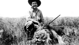 Ernest Hemingway, cazando un león durante un safari en 1934. / Biblioteca John F. Kennedy