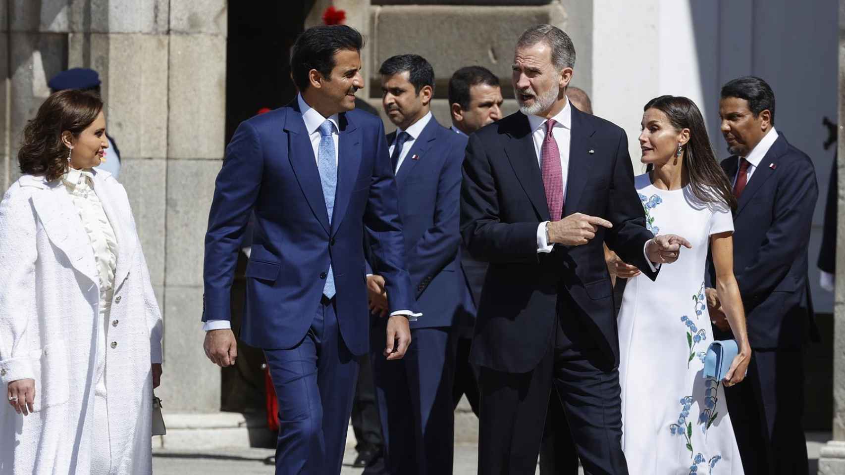 Los Reyes reciben con honores militares al emir de Qatar
