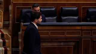 Rufián pasa ante el escaño de Sánchez después de intervenir en la tribuna del Congreso.