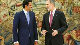 El emir de Catar, Tamim bin Hamad Al Thani, junto al rey Felipe VI este martes.