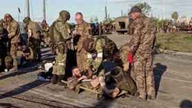 Miembros de las fuerzas ucranianas que abandonaron la planta siderúrgica asediada de Azovstal.