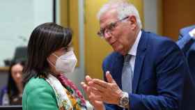 Margarita Robles conversa con Josep Borrell durante la reunión de ministros de Defensa de la UE celebrada este martes en Bruselas