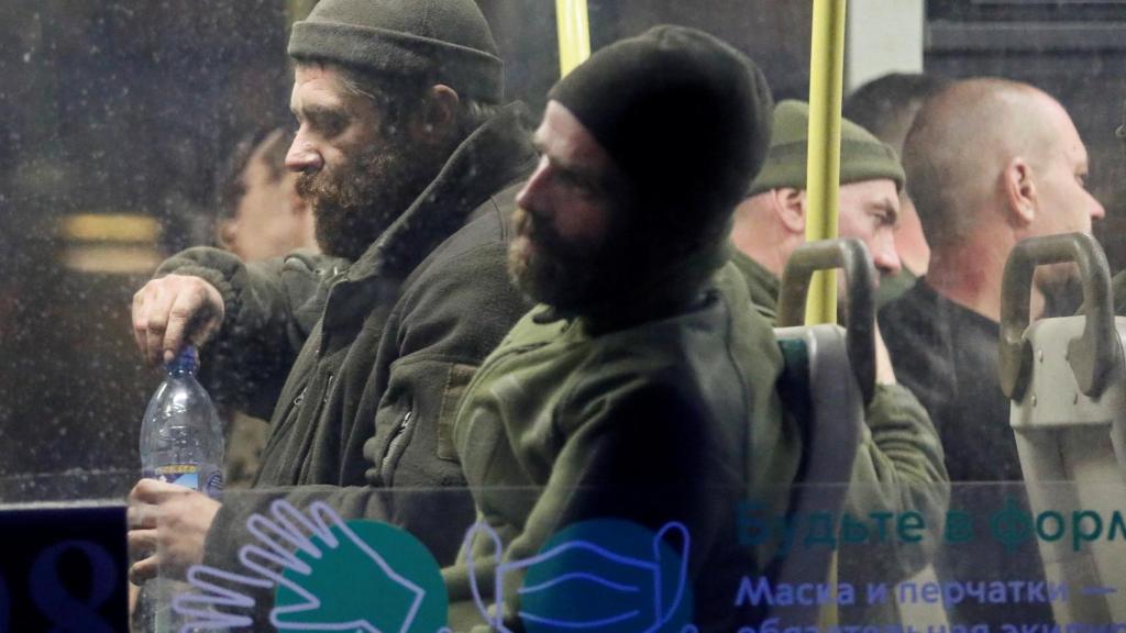 Soldados ucranianos que han salido de Azovstal y llegan en autobús a Olenivka, en Donetsk.