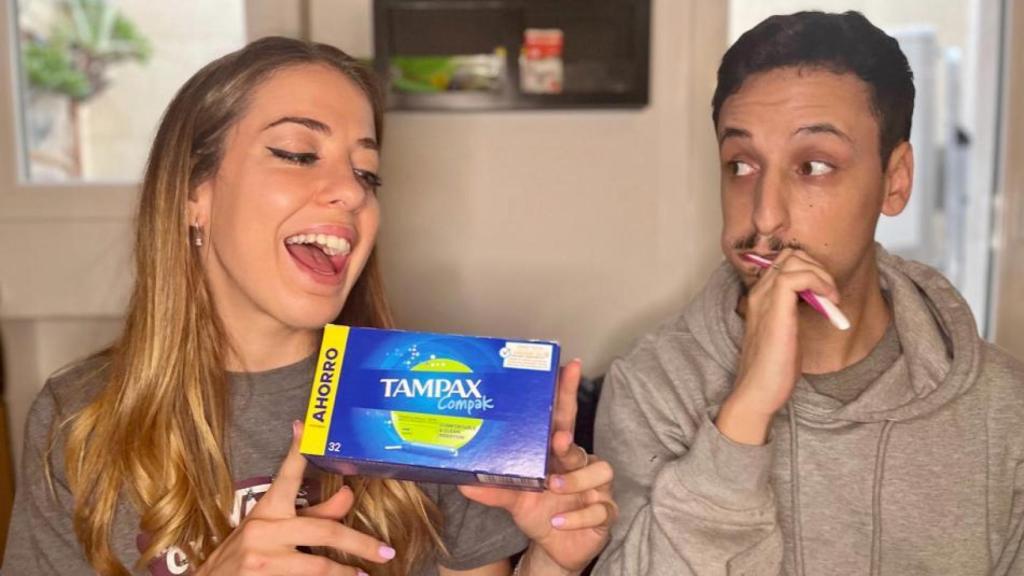 A la izquierda, Carolina Ruiz sujeta una caja de tampones y, a la derecha, Miguel Soto se lava los dientes.