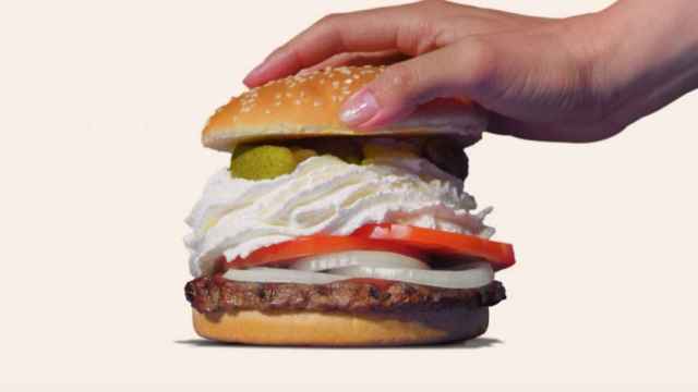 Una de las hamburguesas lleva nata montada en su interior.
