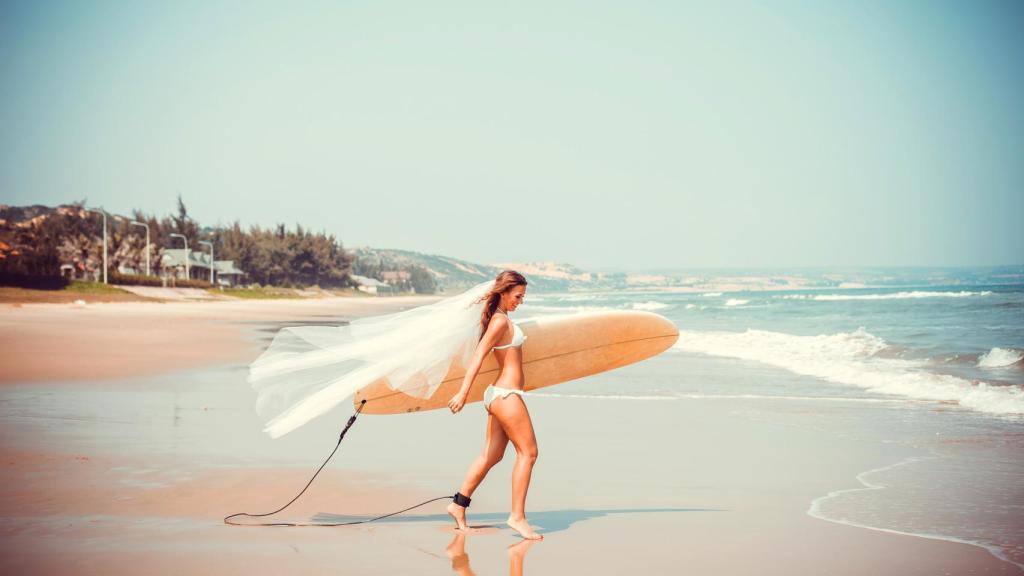 Una mujer en su despedida de soltera en la playa.