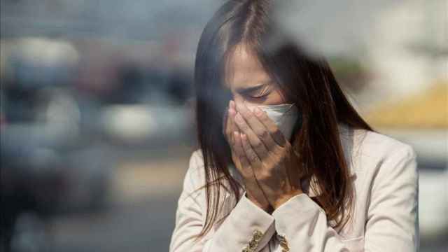 La Covid-19 y la alergia comparten síntomas comunes, como la tos y los mocos.
