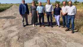La maltrecha carretera de Toledo, y una foto con políticos que lo dice todo
