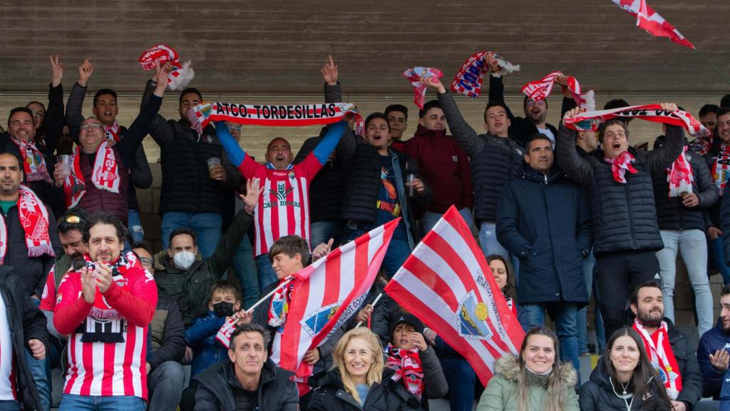 La afición del Atlético Tordesillas. Fotografía: Henar García