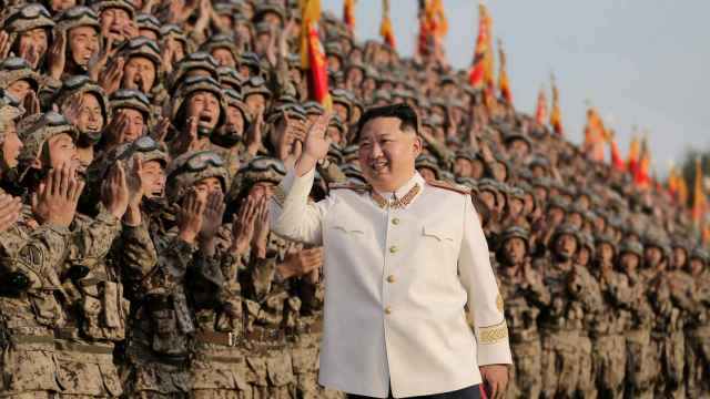 Kim Jong-un saludando a sus tropas.
