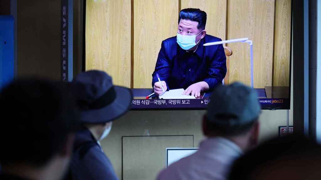 Ciudadanos norcoreanos visualizan el parte diario sobre la situación del coronavirus en el país.