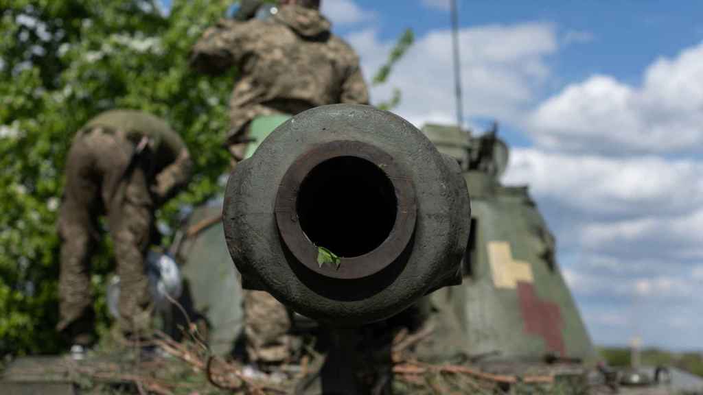 Soldados ucranianos en lo alto de un tanque en Lyman, en la región de Donetsk.