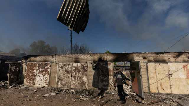 Un hombre ante un garaje atacado por las tropas rusas en Lyman, en la región de Donetsk.