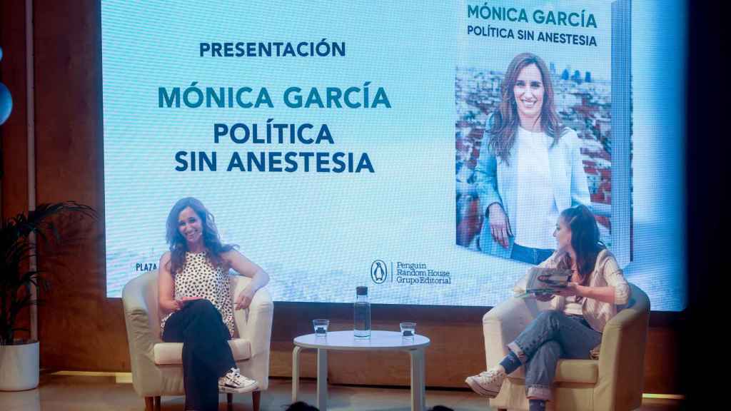 La líder de Más Madrid, Mónica García (i), y la comunicadora Inés Hernand (d) en la presentación del libro.