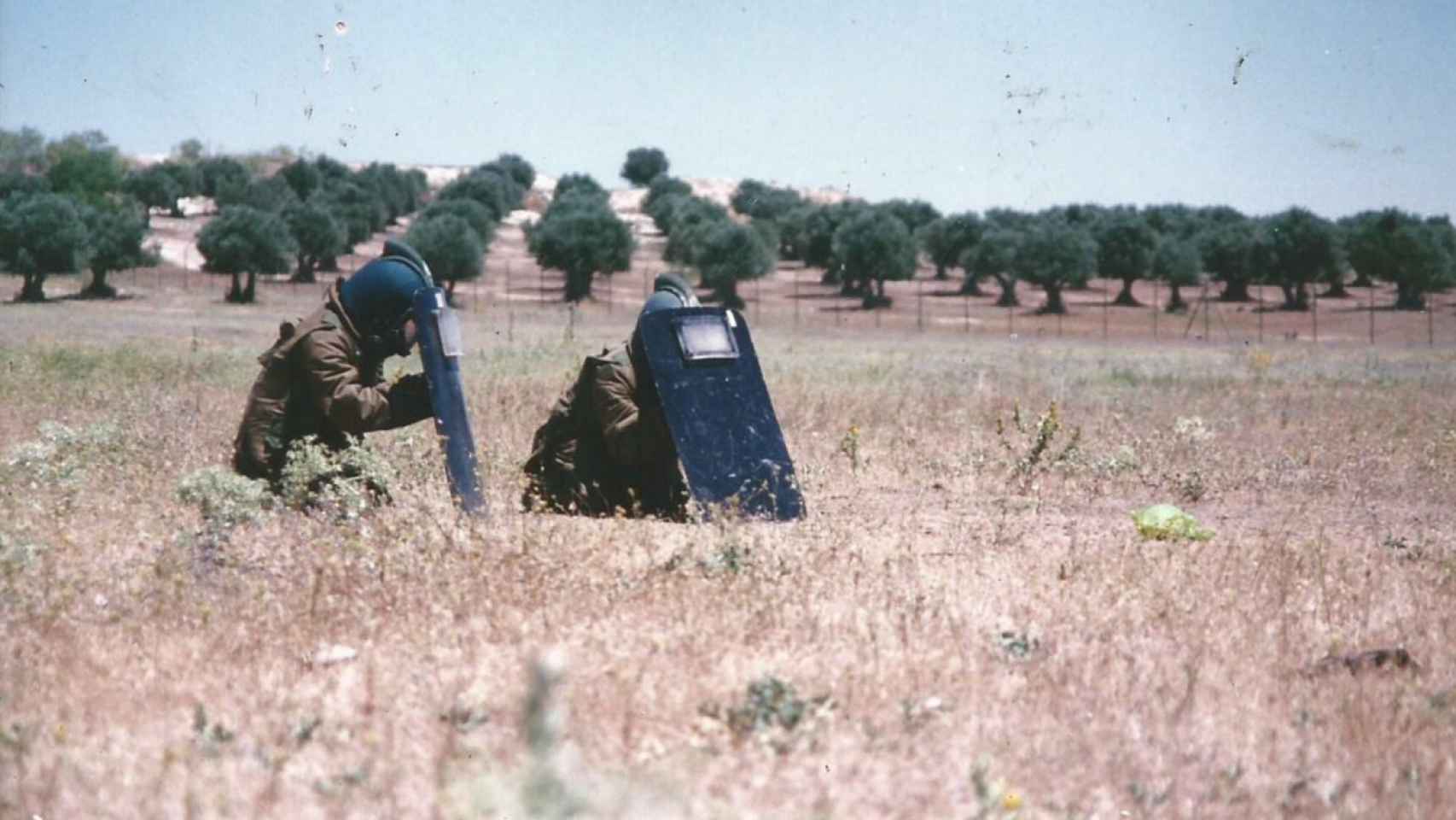 La guardia civil Amparo, durante un ejercicio de desactivación de explosivos.