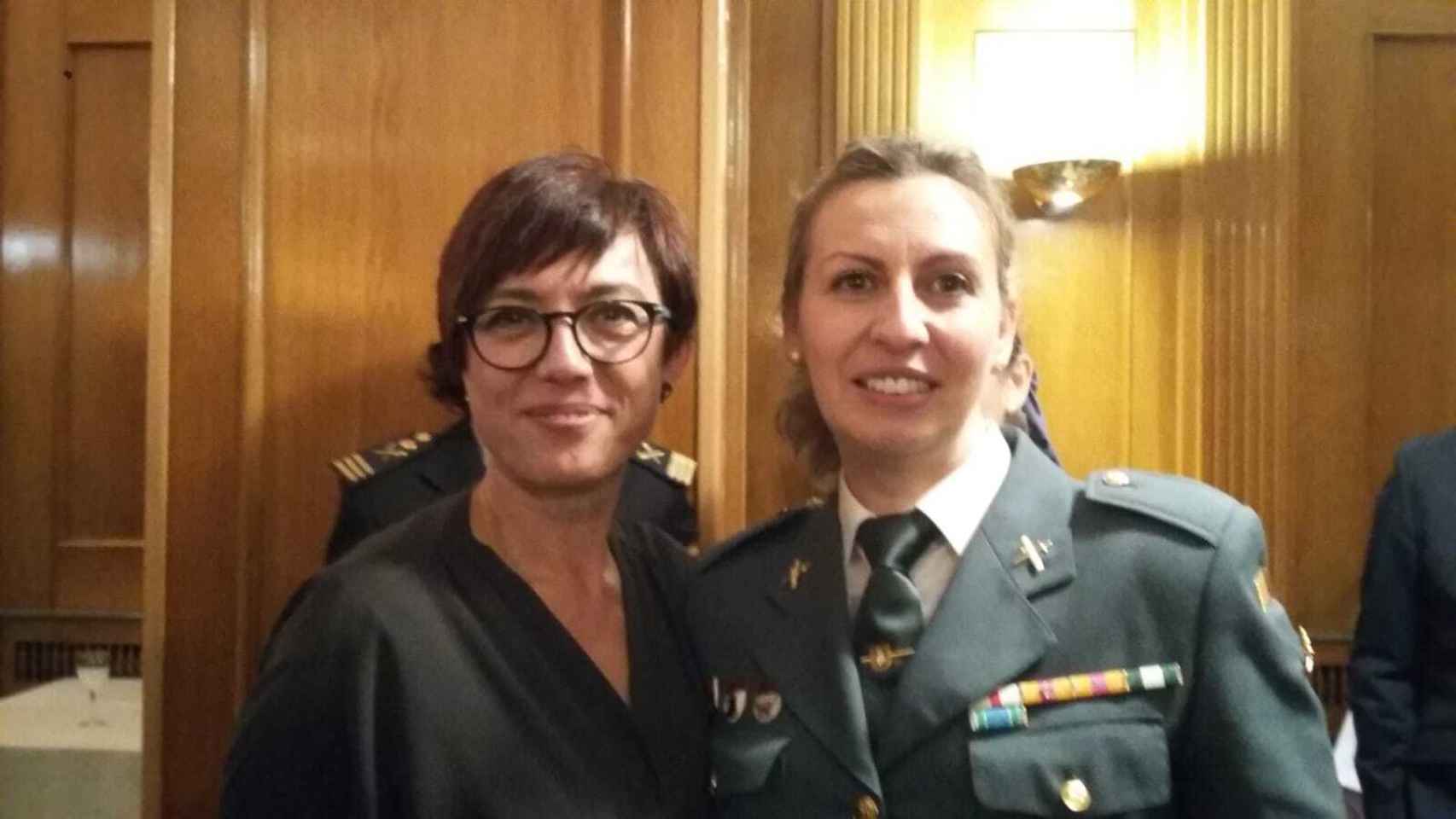 Amparo y la directora general de la Guardia Civil, María Gámez.