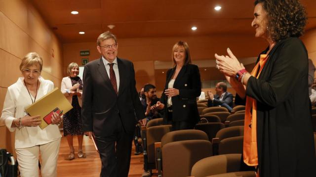 El president de la Generalitat y secretario general del PSPV-PSOE, Ximo Puig, y la exconsellera de Sanidad Ana Barceló a su llegada a la reunión del grupo socialista en Les Corts Valencianes .