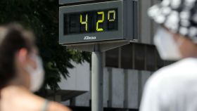 Un termómetro marcando 42 grados de temperatura, en imagen de archivo.