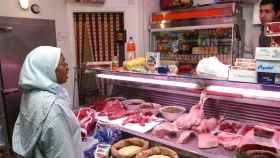 Una mujer musulmana compra en una carnicería islámica de Valladolid
