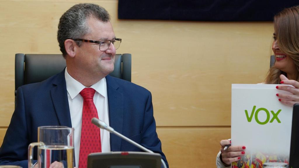 El consejero de Agricultura, Gerardo Dueñas, y la procuradora de Vox, Susana Suárez, este miércoles en las Cortes.