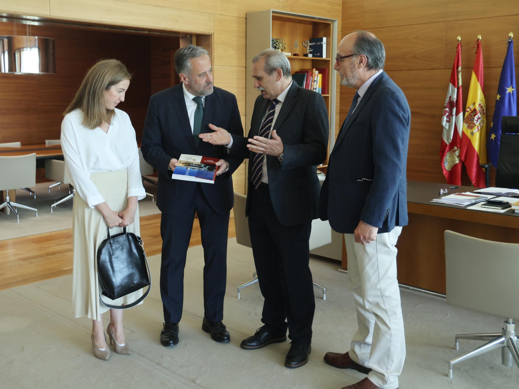 El presidente del Consejo Consultivo de Castilla y León, Agustín S. de Vega, durante la entrega de la Memoria de la institución al presidente de las Cortes, Carlos Pollán, este miércoles.