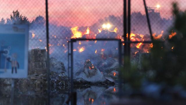 Incendio en la papelera DS-Smith de Dueñas (Palencia), el incendio ha afectado a la zona de almacenaje de papel para reciclar