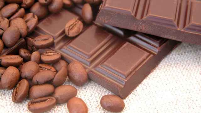 Una tableta de chocolate con unos granos de café.