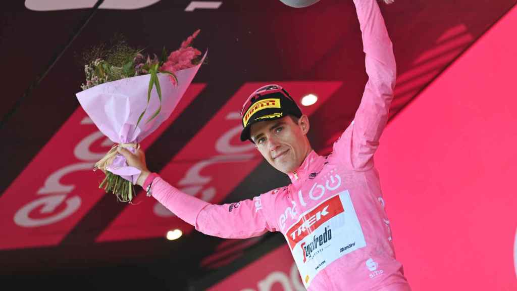 Juanpe López en el podio del Giro de Italia con la maglia rosa de líder