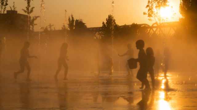 Varios niños juegan en las fuentes de Madrid Río durante una ola de calor.