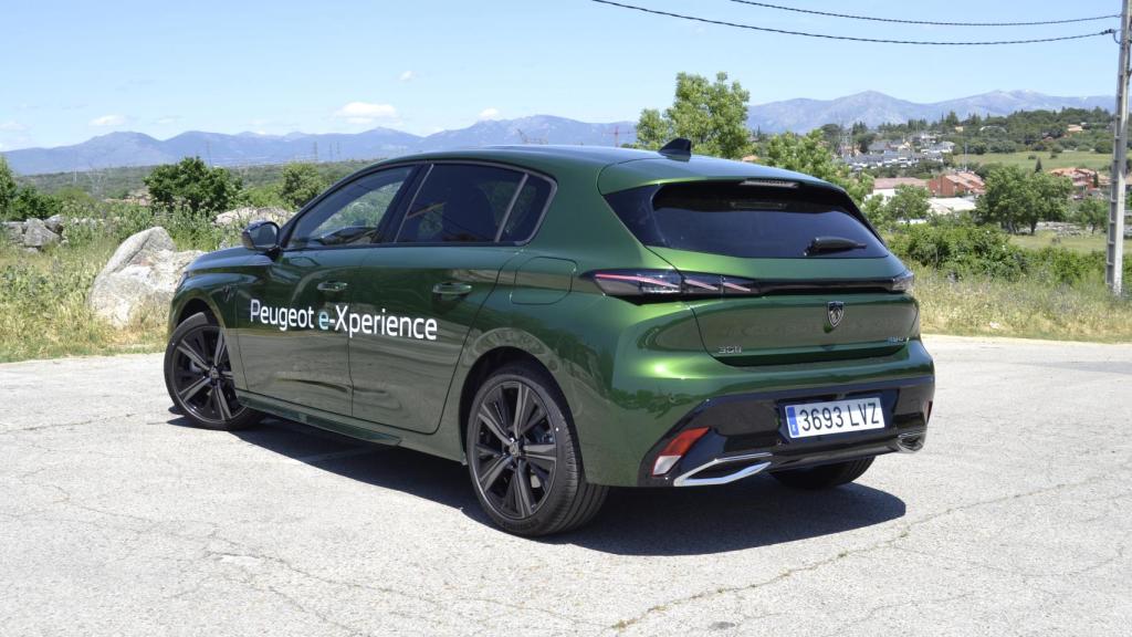 Este modelo es la tercera generación del 308, un coche que pertenece al segmento de las berlinas compactas.