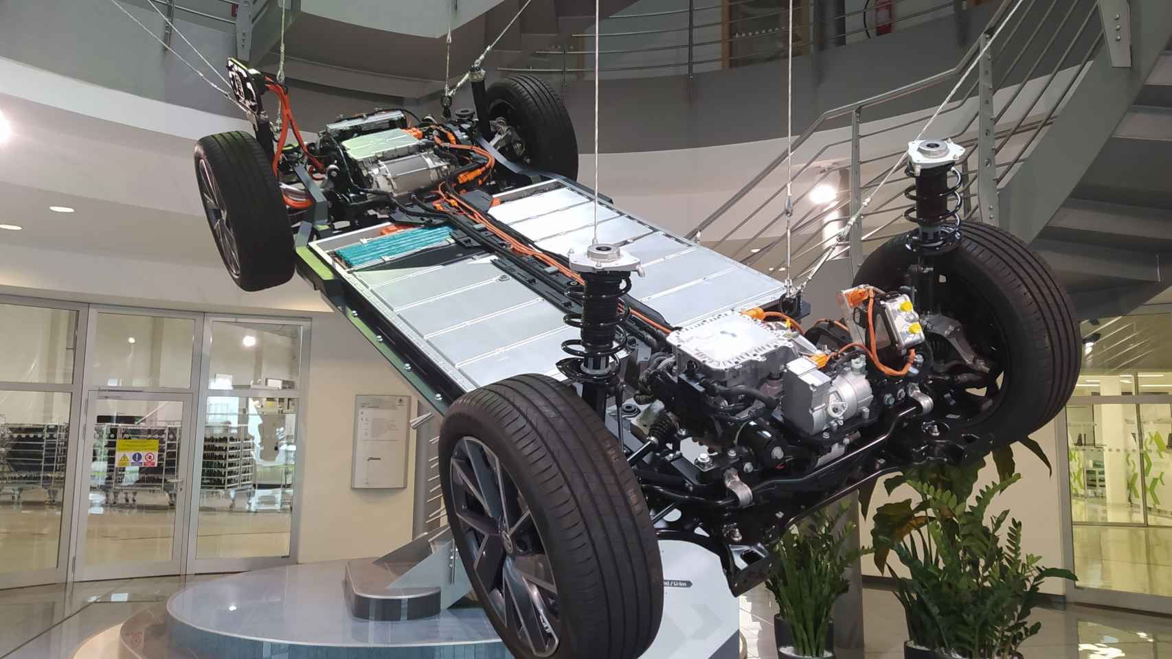 El paso a paso de cómo se 'ensambla' una batería de un coche eléctrico… por Volkswagen y Skoda