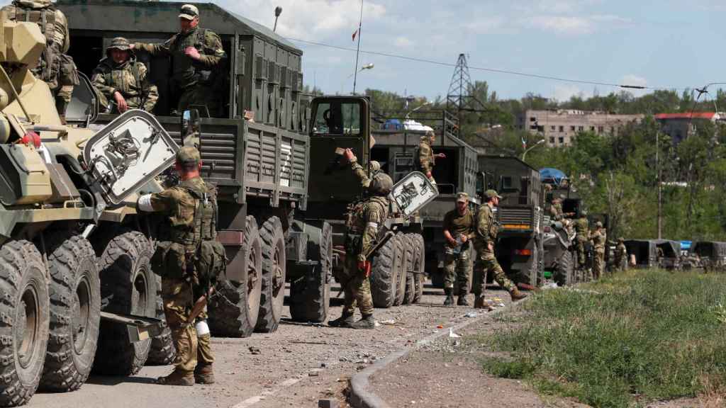 Los miembros del servicio de las tropas prorrusas montan guardia en Mariupol